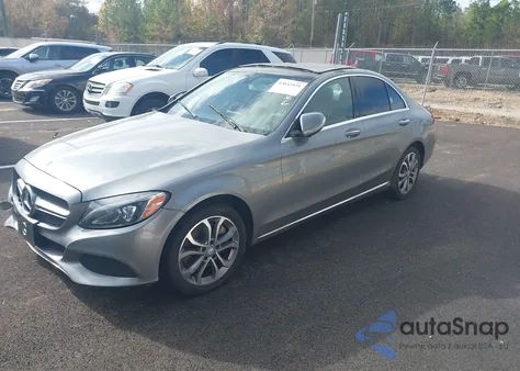 2015 Mercedes-Benz C 300 Luxury/Sport z USA, uszkodzony, nr VIN 55SWF4JB9FU044507